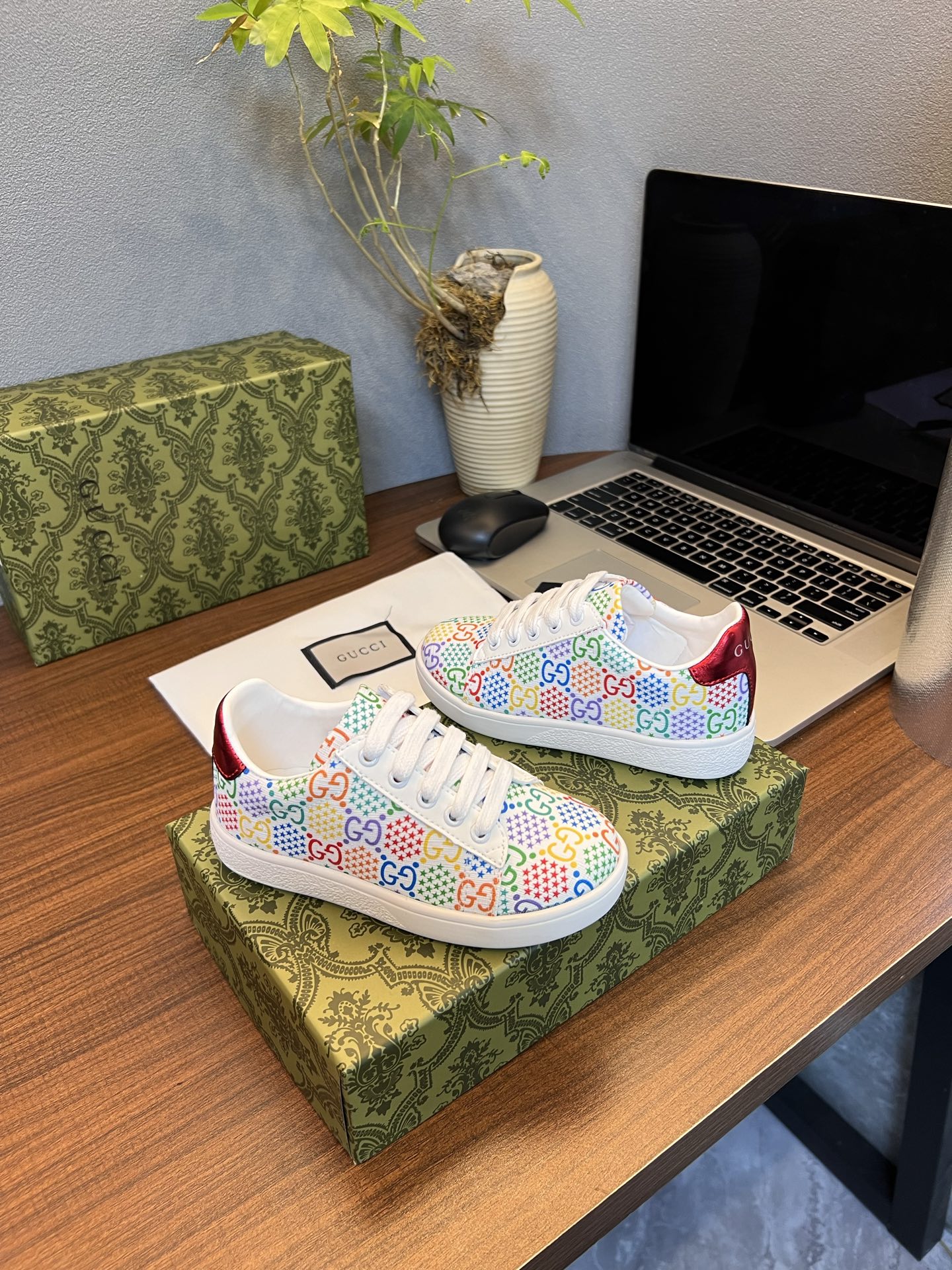Children's shoes child